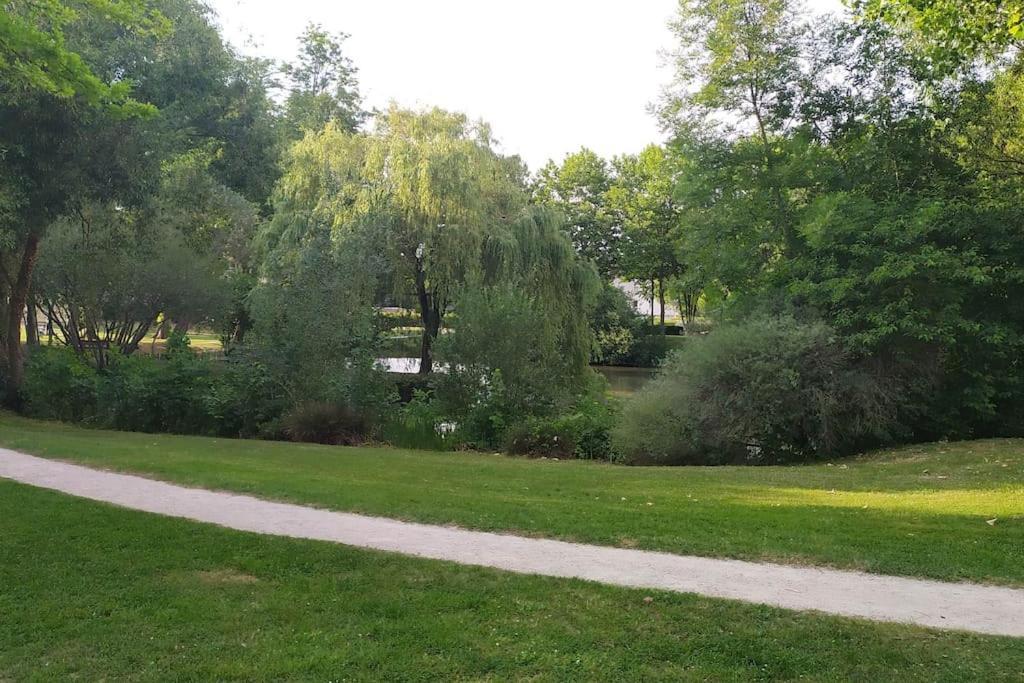 Le Jardin Des Pommiers A Disneyland Chessy Bagian luar foto